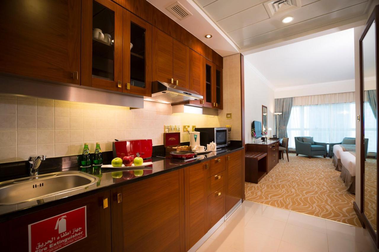 Grand Mercure Majlis Residences Abu Dhabi Eksteriør bilde A typical hotel kitchenette