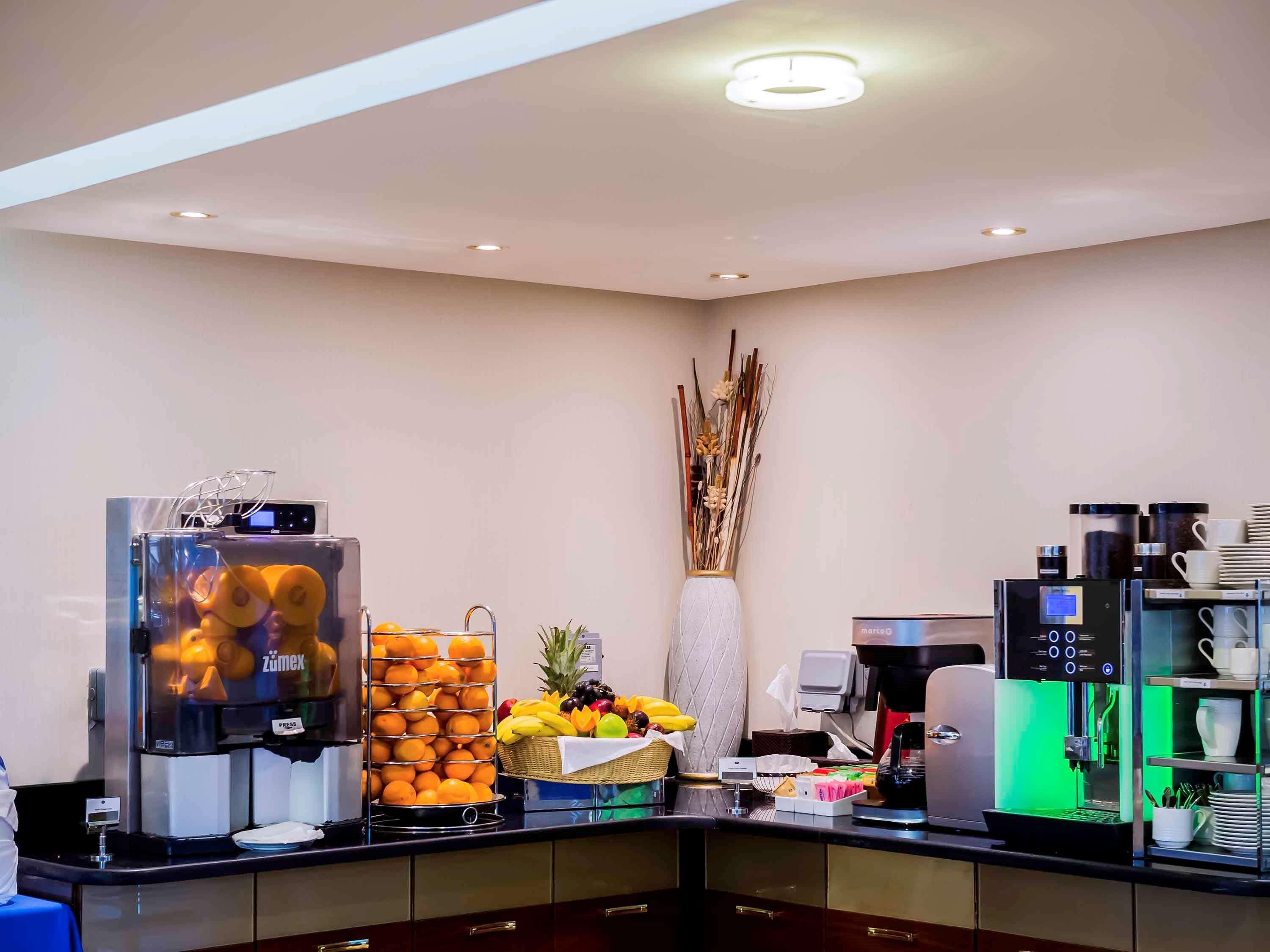 Grand Mercure Majlis Residences Abu Dhabi Eksteriør bilde A coffee bar in a hotel