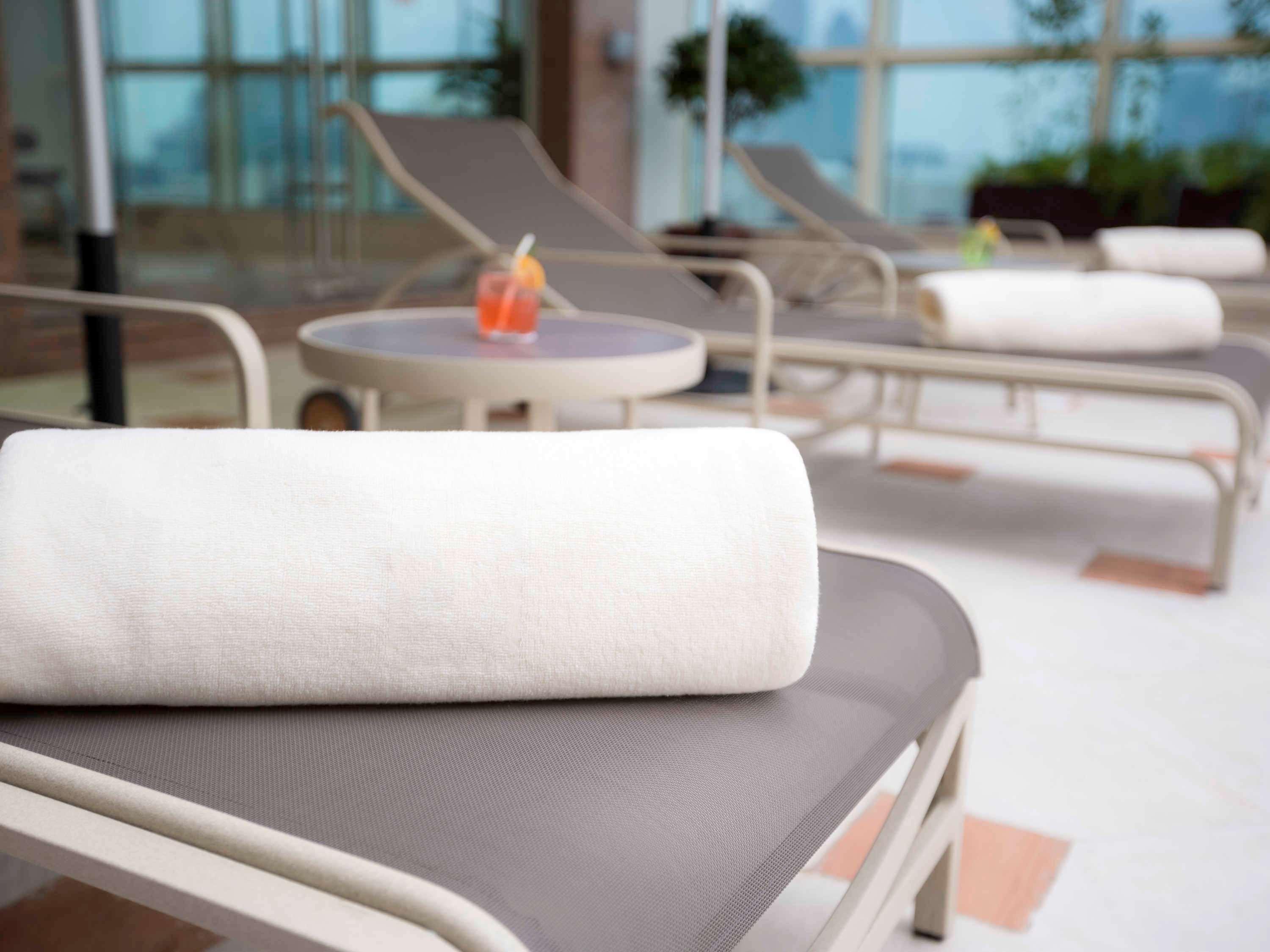 Grand Mercure Majlis Residences Abu Dhabi Eksteriør bilde A rolled towel on a lounge chair