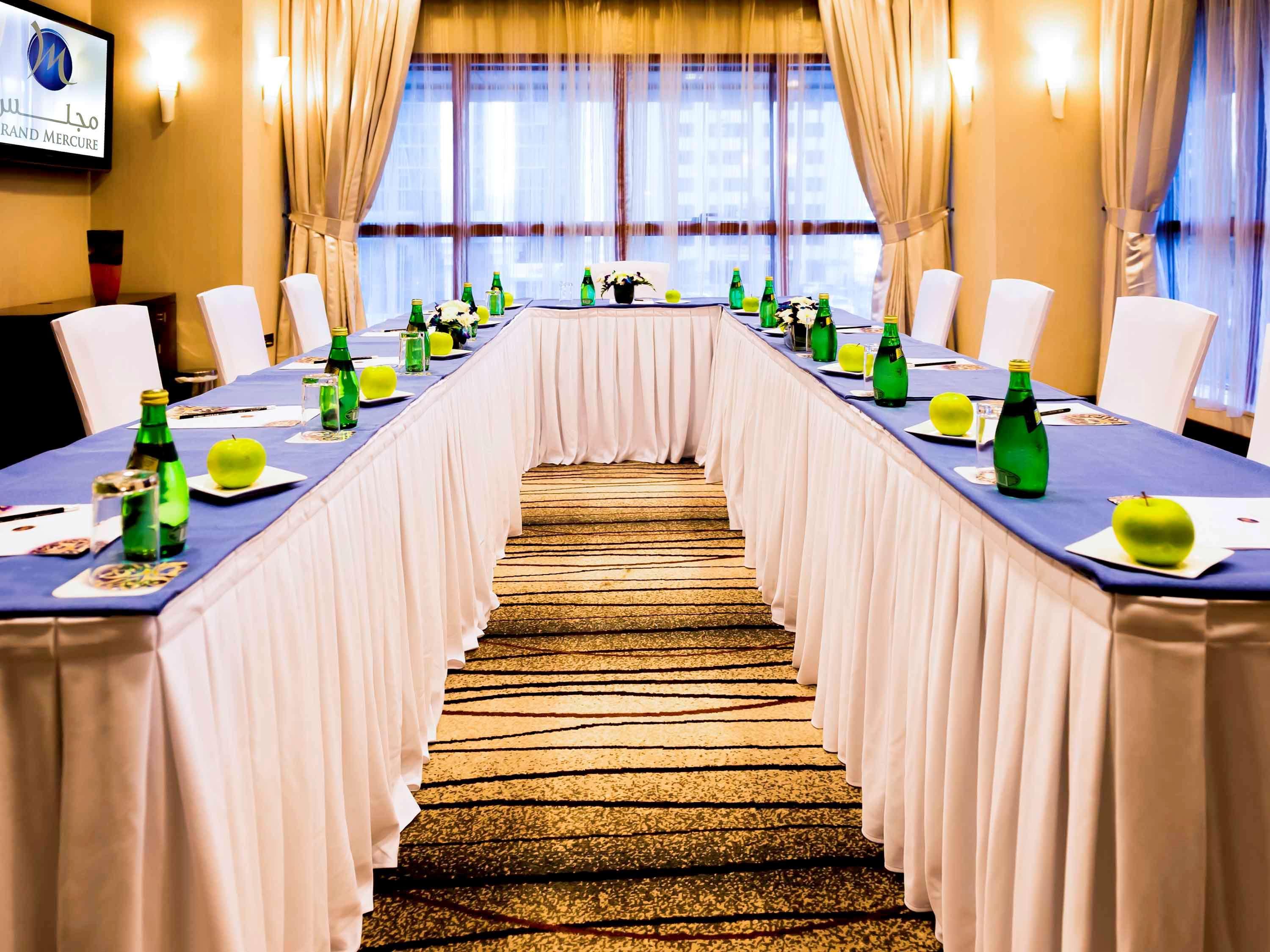 Grand Mercure Majlis Residences Abu Dhabi Eksteriør bilde Meeting room at the hotel