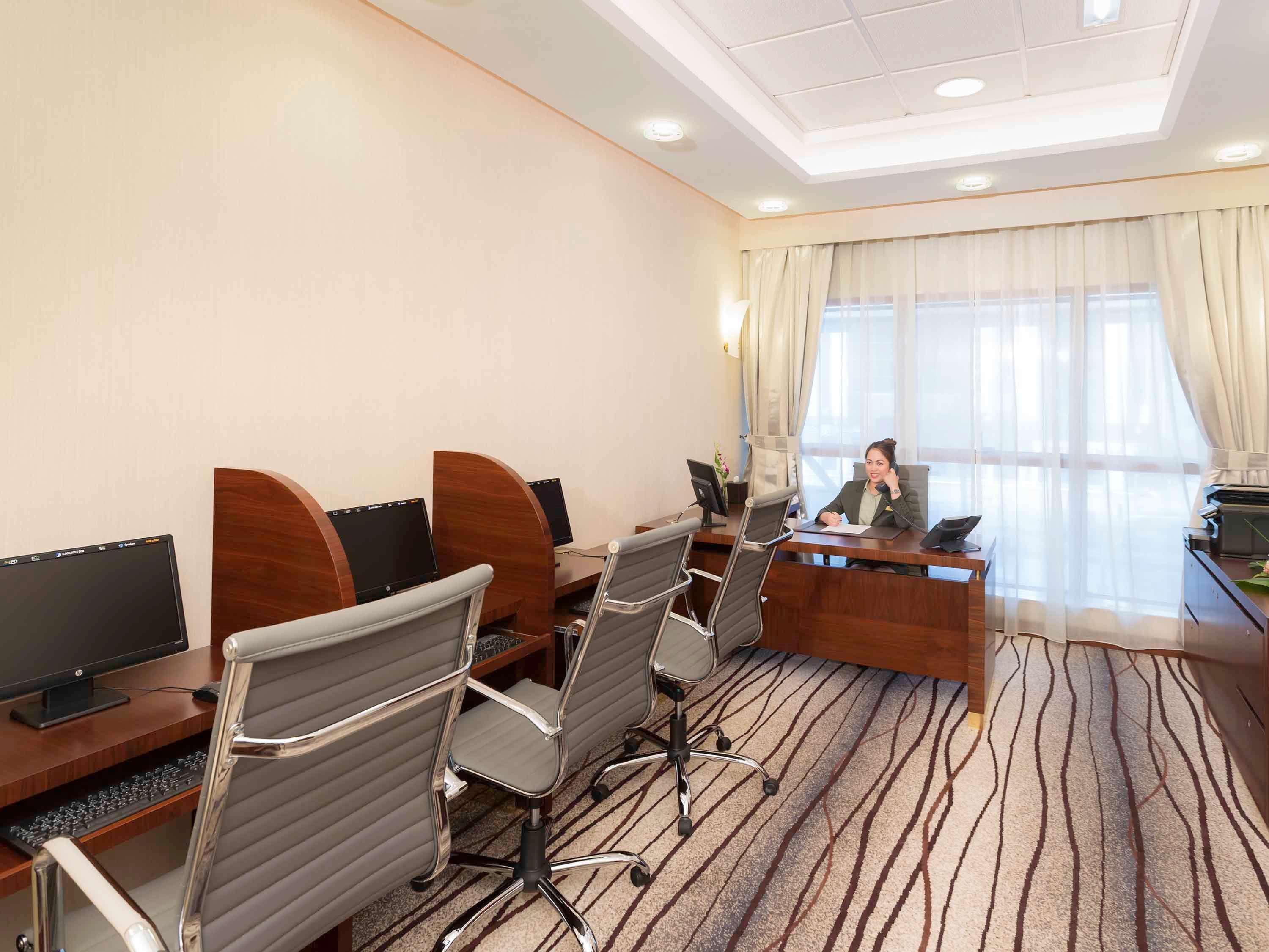 Grand Mercure Majlis Residences Abu Dhabi Eksteriør bilde Business Center
