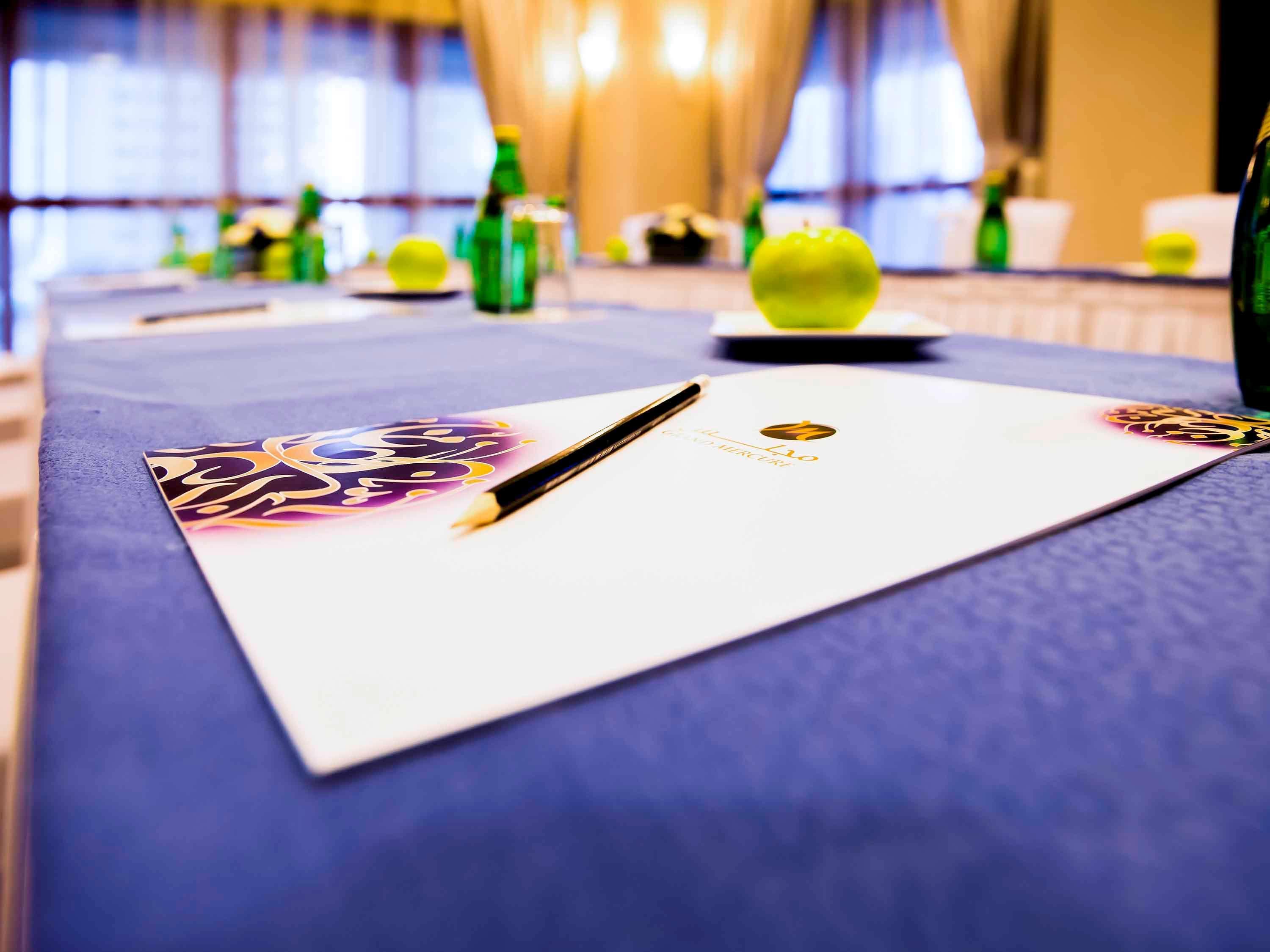 Grand Mercure Majlis Residences Abu Dhabi Eksteriør bilde A pen and a notepad on a table