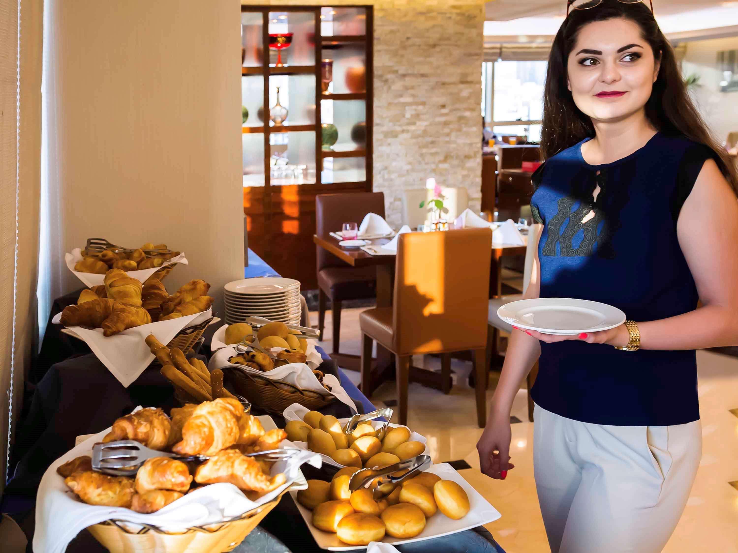Grand Mercure Majlis Residences Abu Dhabi Eksteriør bilde A hotel staff serving food