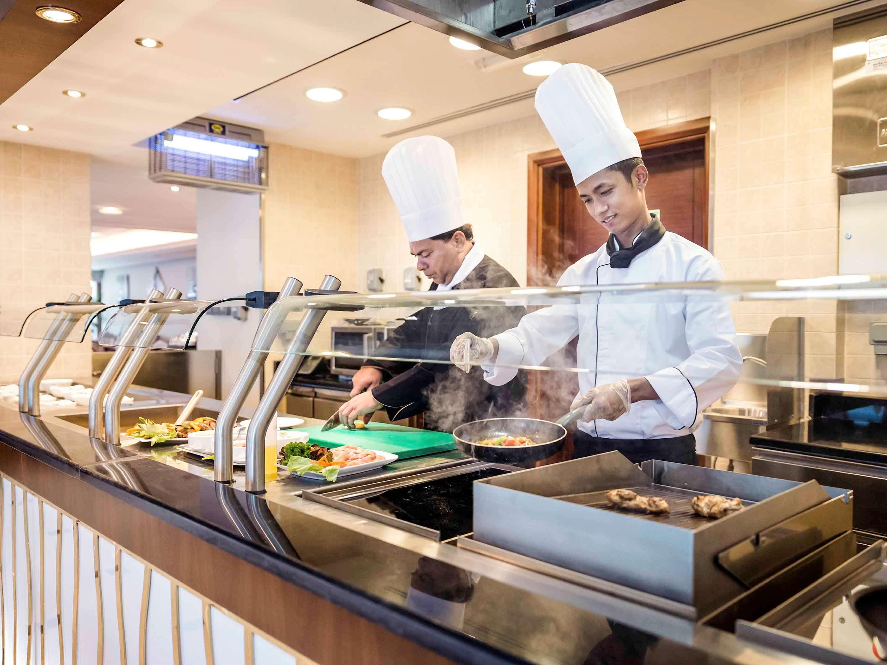 Grand Mercure Majlis Residences Abu Dhabi Eksteriør bilde A buffet at a hotel