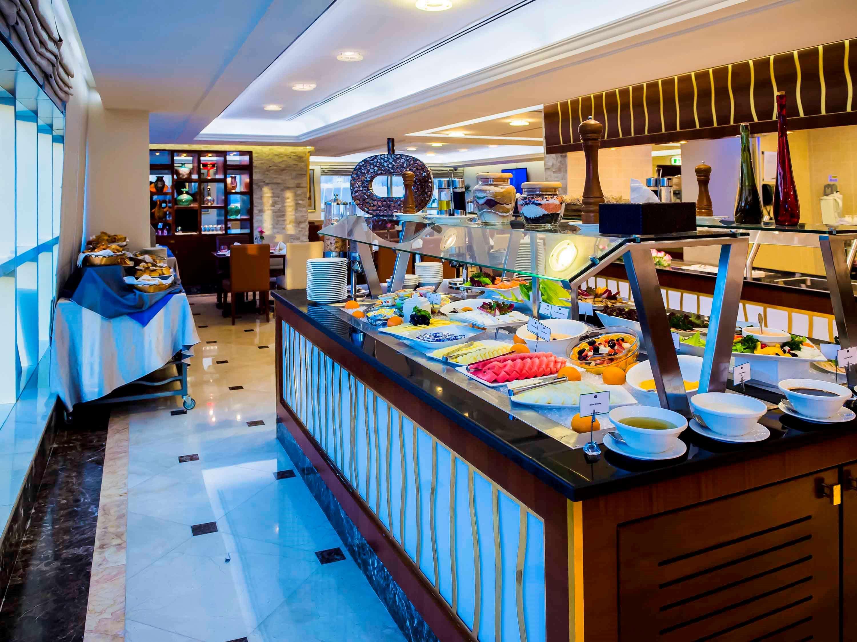 Grand Mercure Majlis Residences Abu Dhabi Eksteriør bilde A buffet at a hotel