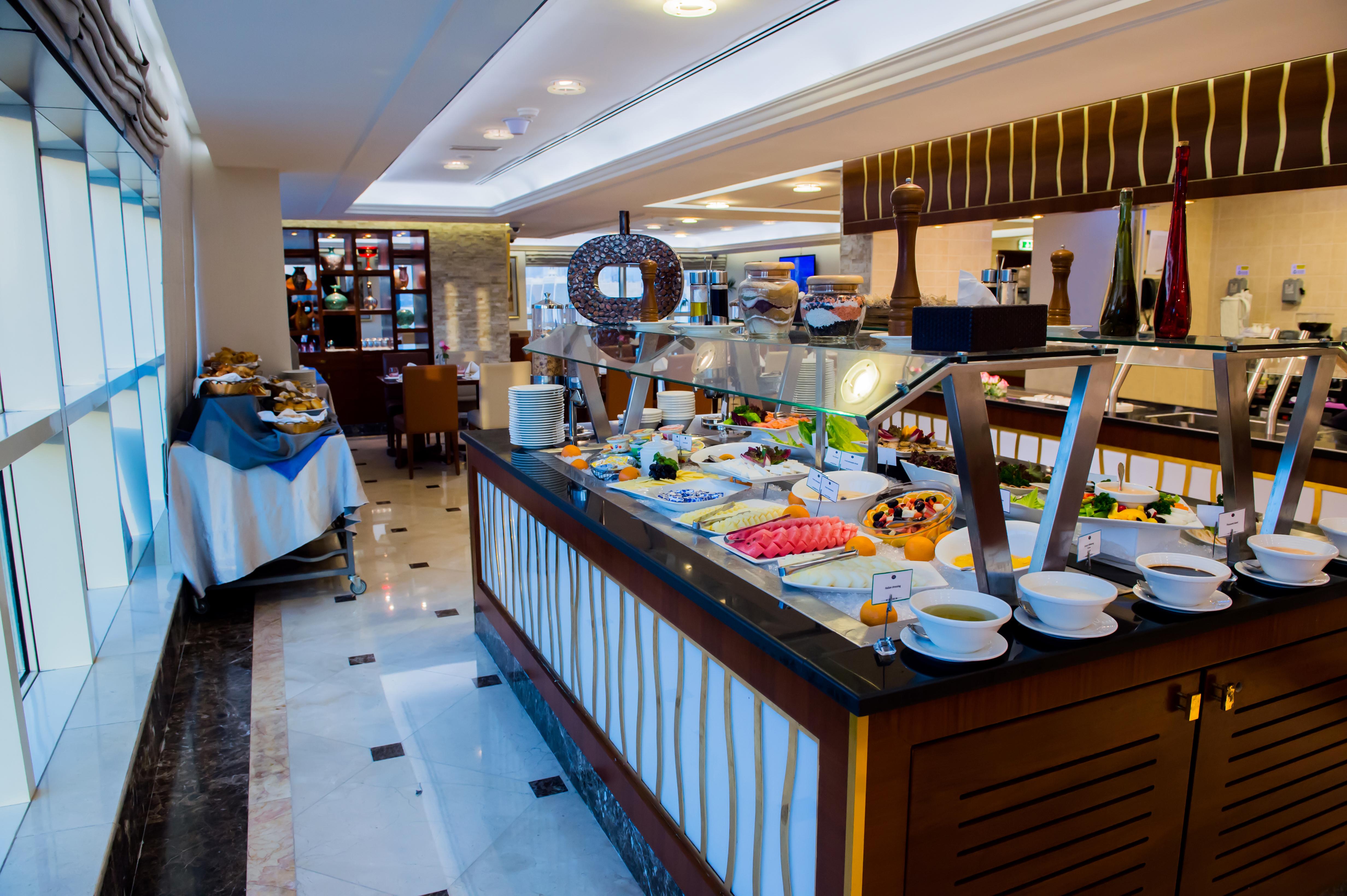 Grand Mercure Majlis Residences Abu Dhabi Eksteriør bilde The buffet at the hotel