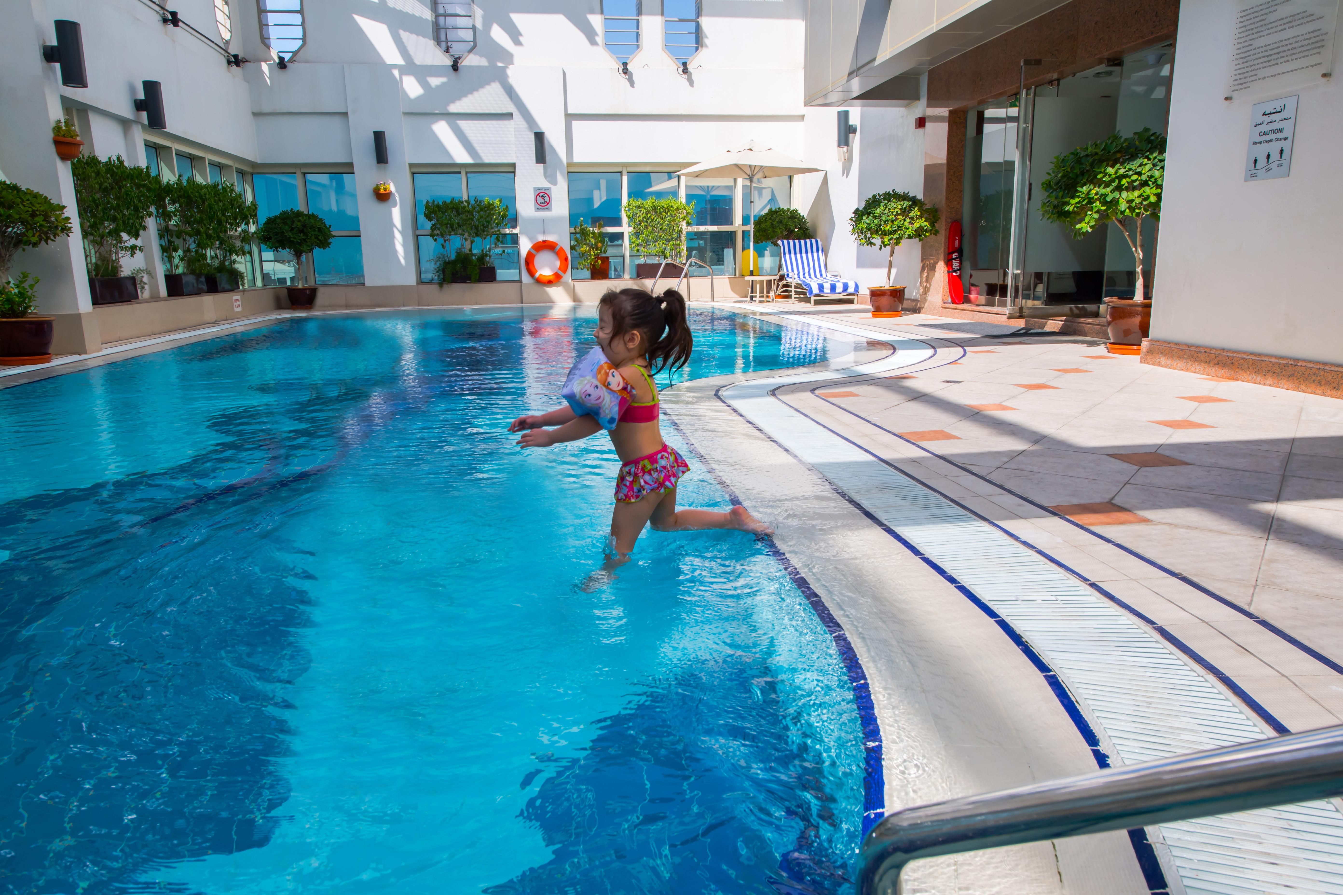 Grand Mercure Majlis Residences Abu Dhabi Eksteriør bilde Swimming pool at the hotel