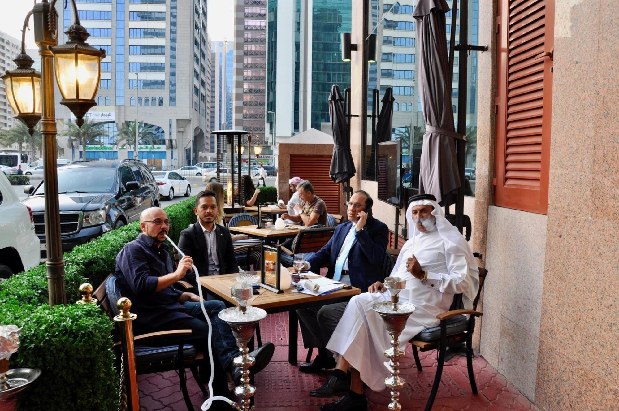 Grand Mercure Majlis Residences Abu Dhabi Eksteriør bilde A coffeehouse in Dubai