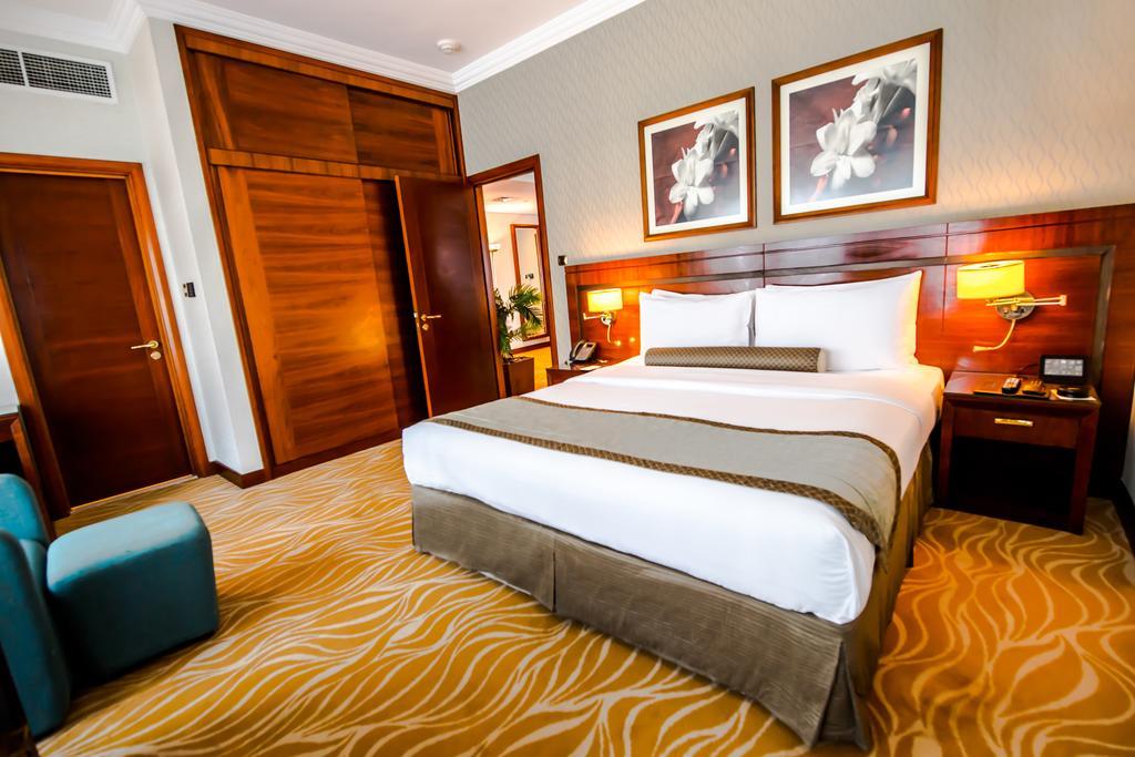 Grand Mercure Majlis Residences Abu Dhabi Eksteriør bilde A bedroom at the hotel