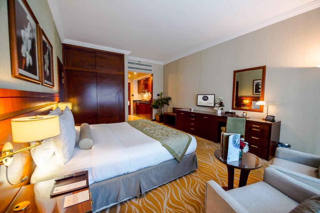 Grand Mercure Majlis Residences Abu Dhabi Eksteriør bilde A bedroom at the hotel