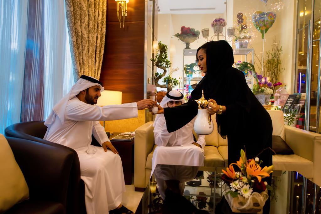 Grand Mercure Majlis Residences Abu Dhabi Eksteriør bilde A woman in traditional dress in the United Arab Emirates