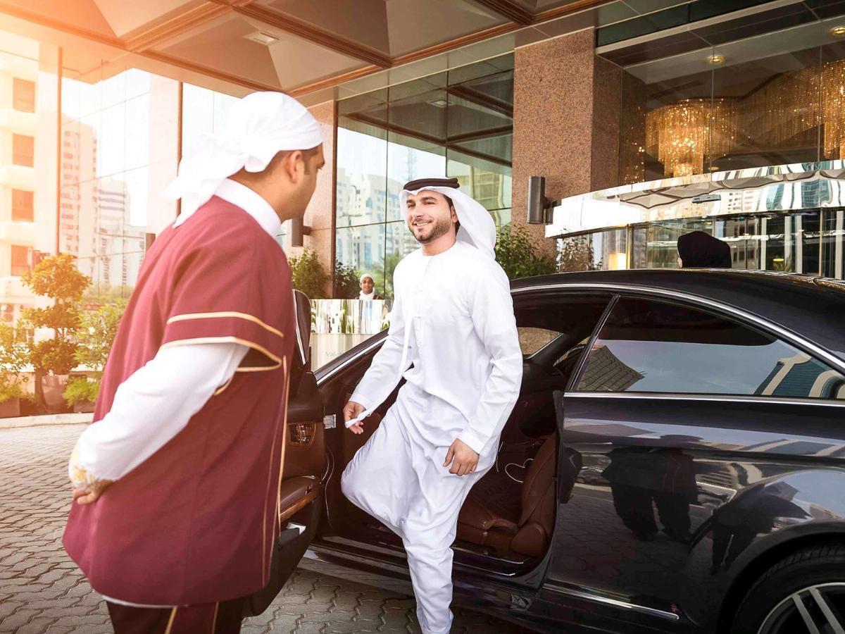 Grand Mercure Majlis Residences Abu Dhabi Eksteriør bilde A guest being helped out of a car