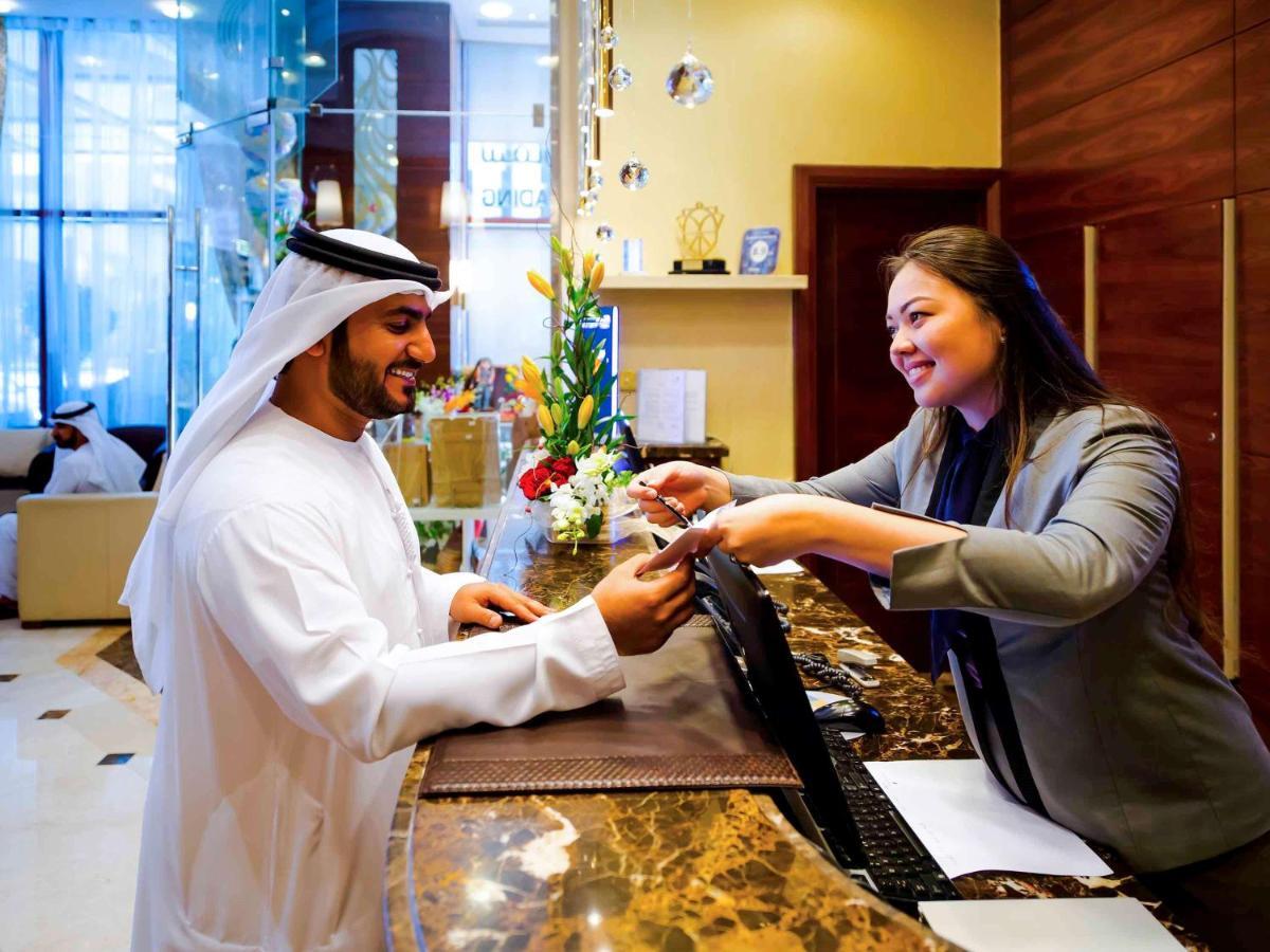 Grand Mercure Majlis Residences Abu Dhabi Eksteriør bilde A guest checking in at a hotel