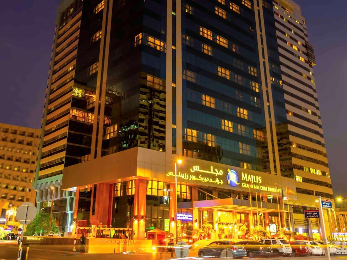 Grand Mercure Majlis Residences Abu Dhabi Eksteriør bilde The hotel at night
