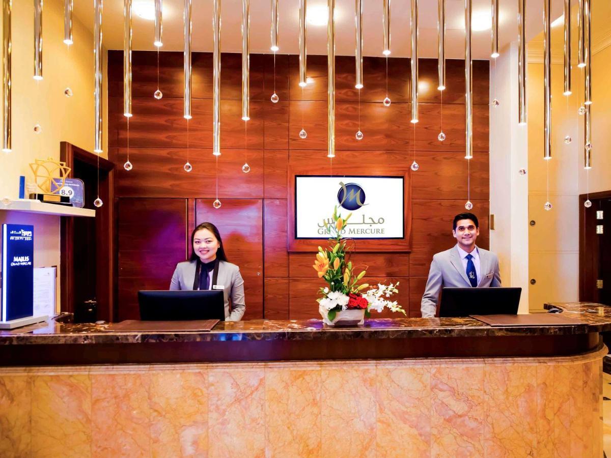 Grand Mercure Majlis Residences Abu Dhabi Eksteriør bilde Reception desk at a hotel